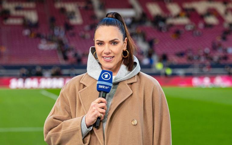 Esther Sedlaczek: Die ARD-Stimme der WM 2026 – Karriere, Familie und ihr Weg nach oben